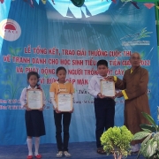 Abbot of Phu Thoi Pagoda presenting awards to third prize winners of mangroves painting contest